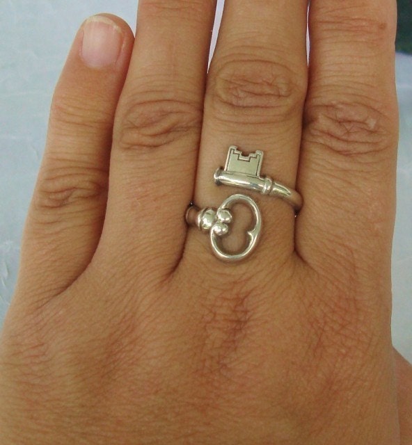 SALE Vintage Sterling Silver Skeleton Key Bypass Spoon Ring dmfsparkles