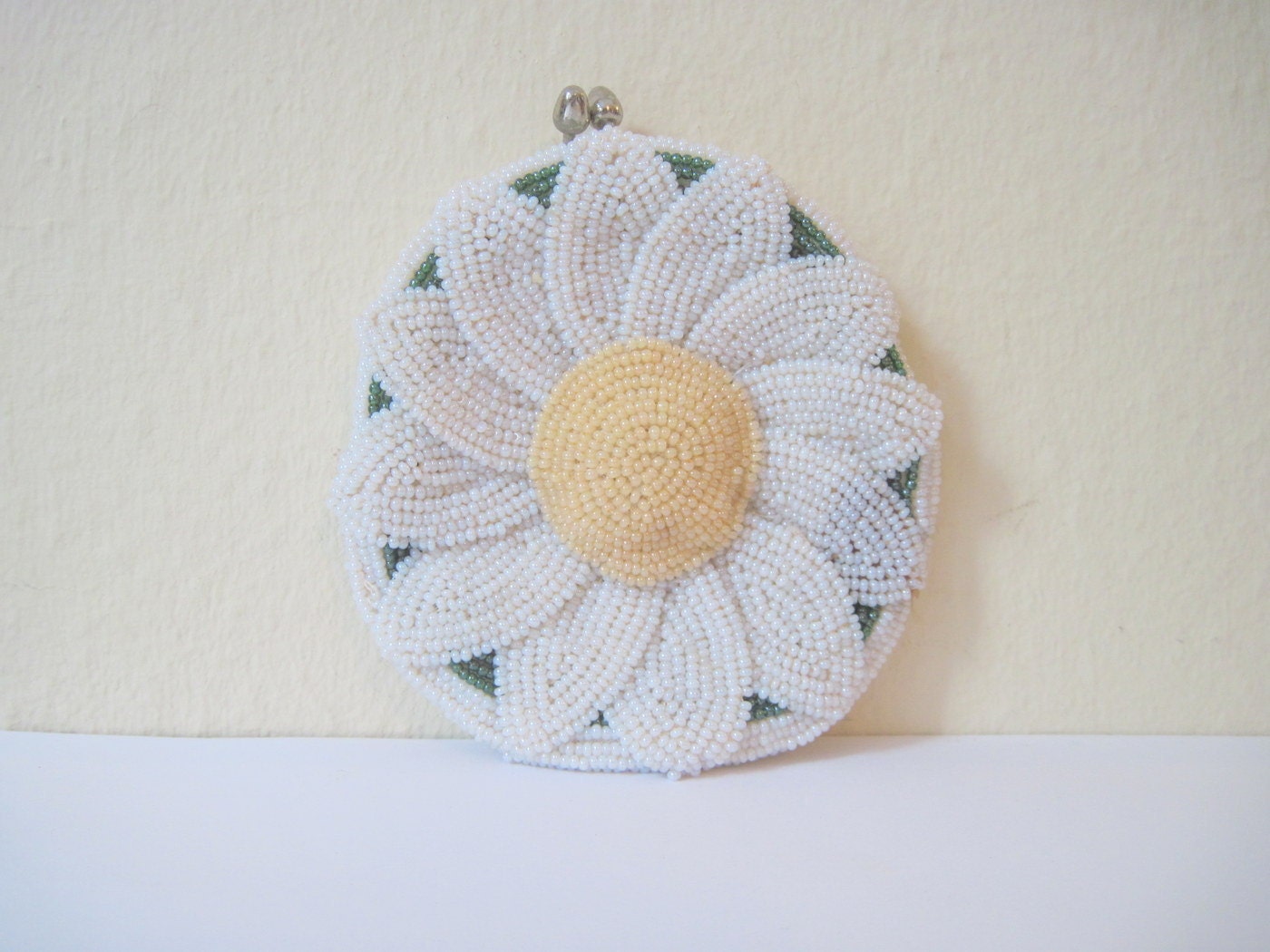 1960s MOD Beaded DeLill Daisy Kisslock Change Purse - hand made in Japan - Green, White, and Yellow