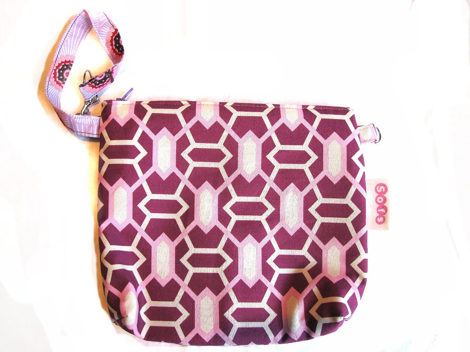 sofs offers a medium pouch in geometric girly style