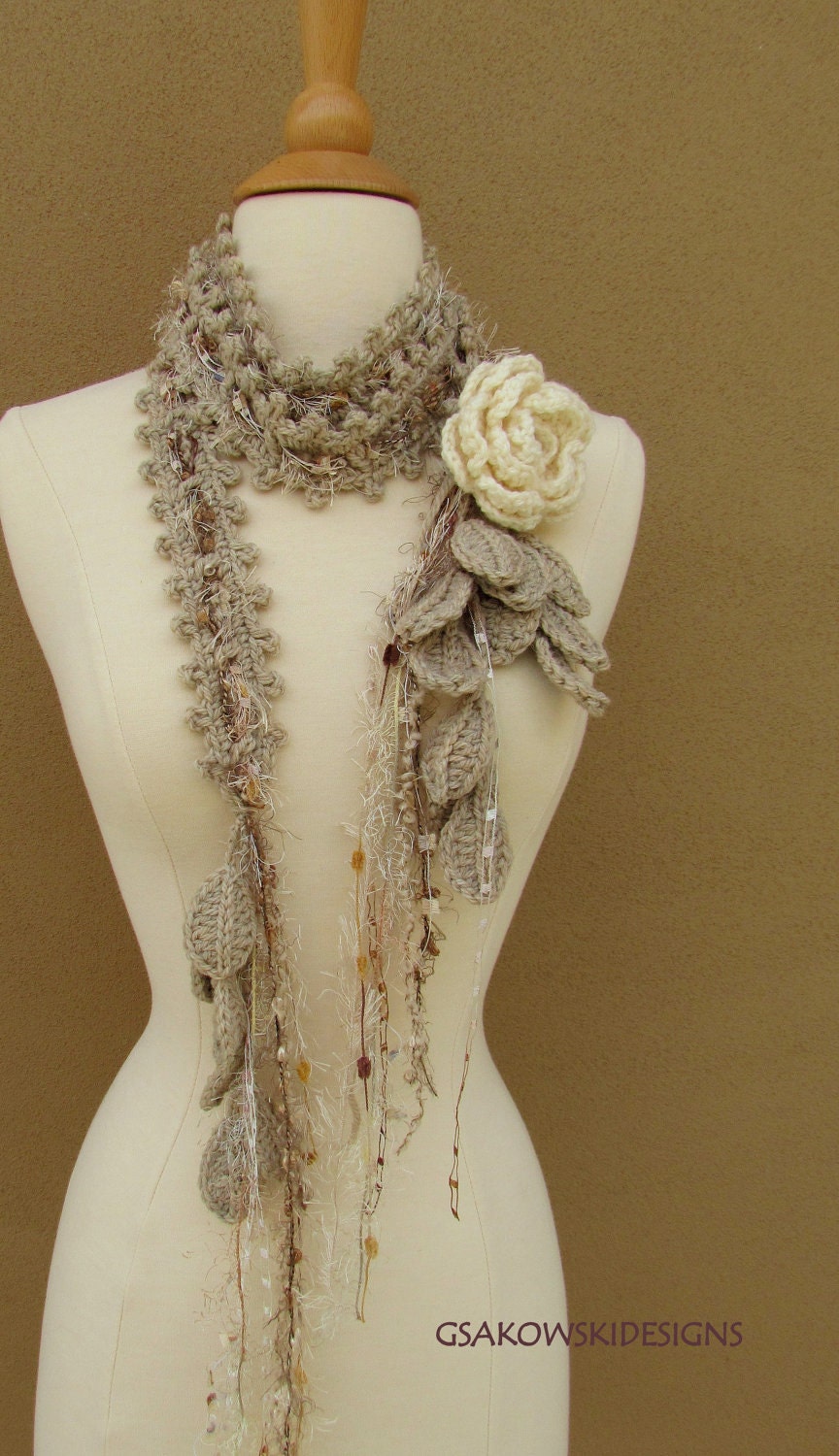 Queen Ann Rose Lariat- Cream