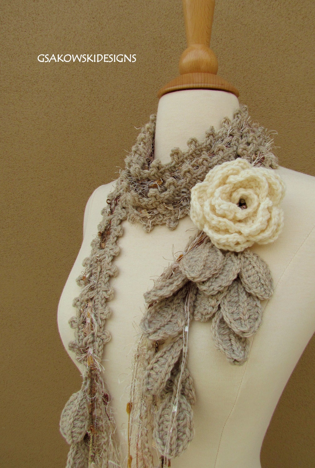 Queen Ann Rose Lariat- Cream