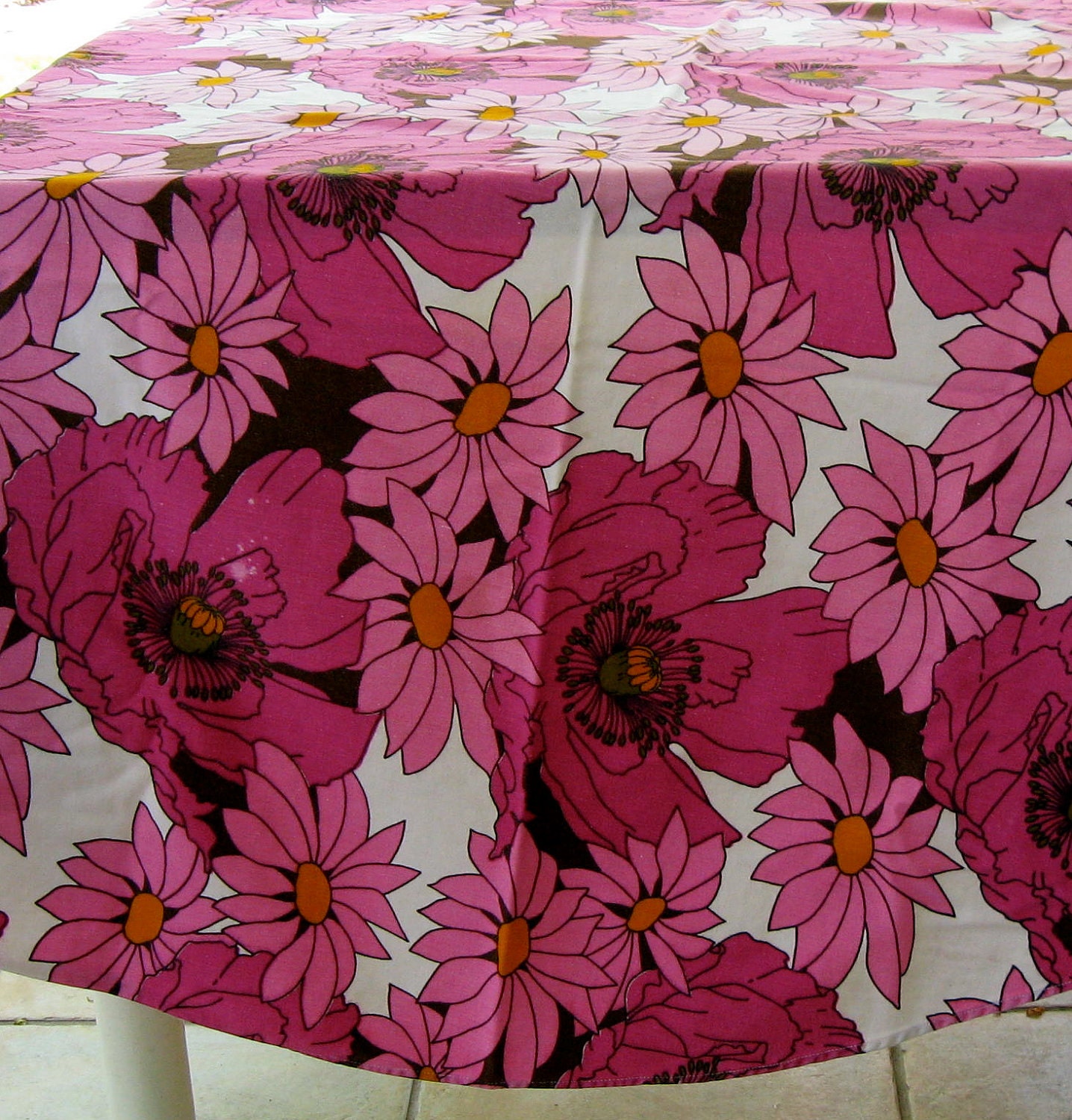 Vintage  Pink Poppy  ROUND TABLECLOTH 1970s