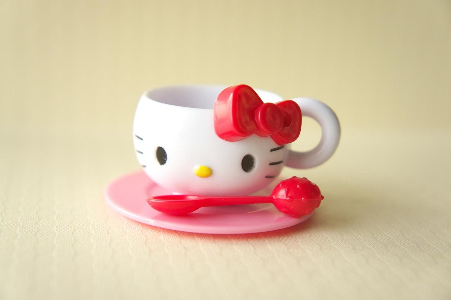 1 set of Hello Kitty Tea Cup Miniature/Cabochon by misssapporo