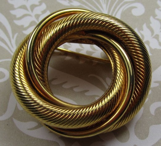VINTAGE Gold Wreath Circle Pin