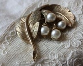 Vintage Brooch Pearl  Pin with Graceful Feather