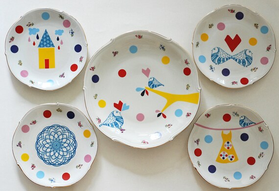 Super festive serving set of one very large and four smaller (cake/breakfast) plates