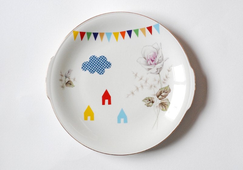 SALE Lovely set of a large cake plate and three smaller ones