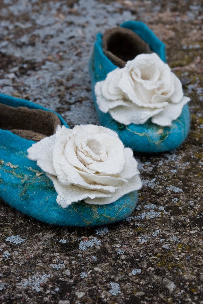 Women house shoes - Felted slippers TURQUOISE and flower set
