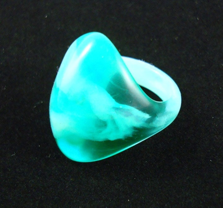 Green and white swirl ridge dome ring  Size 7.75