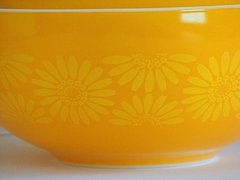 Vintage Pyrex Yellow Daisy Cinderella Bowl Set