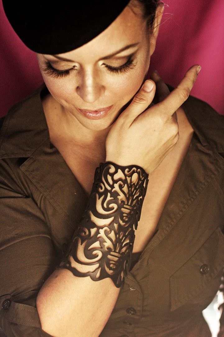 Cuff "Victorian" in black leather 5-3/4" wrist