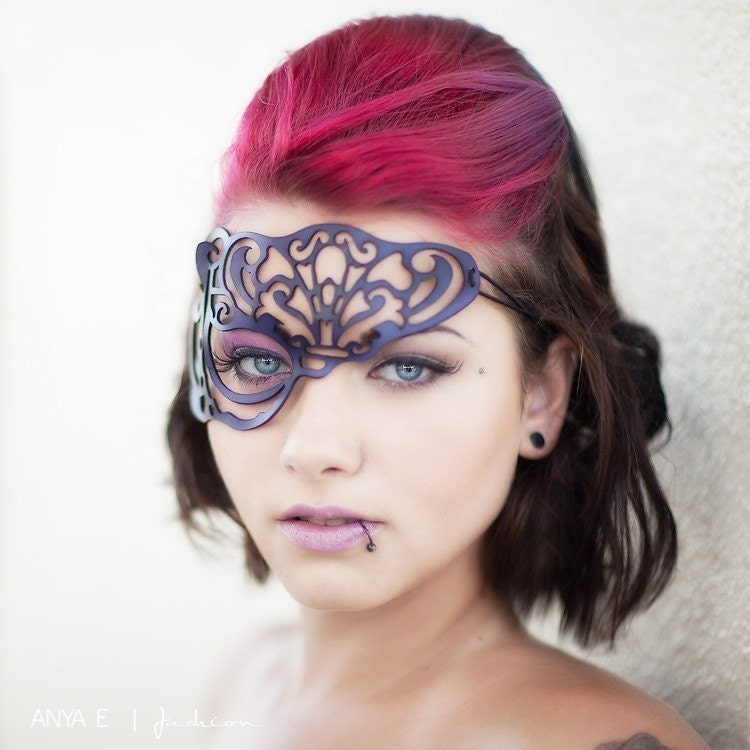 Vixen half mask in violet leather