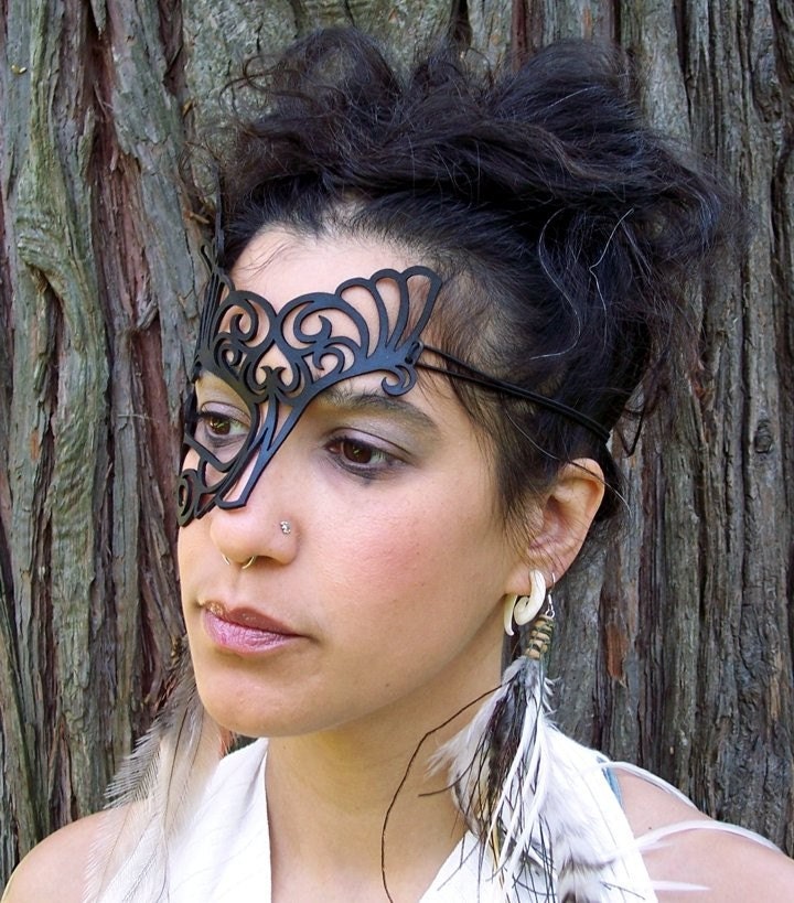 Half mask in black leather "Roxy"