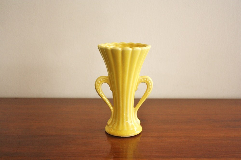 Vintage yellow ceramic vase USA Pottery by highstreetmarket