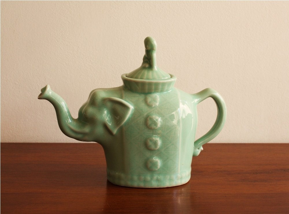 Green porcelain elephant tea pot
