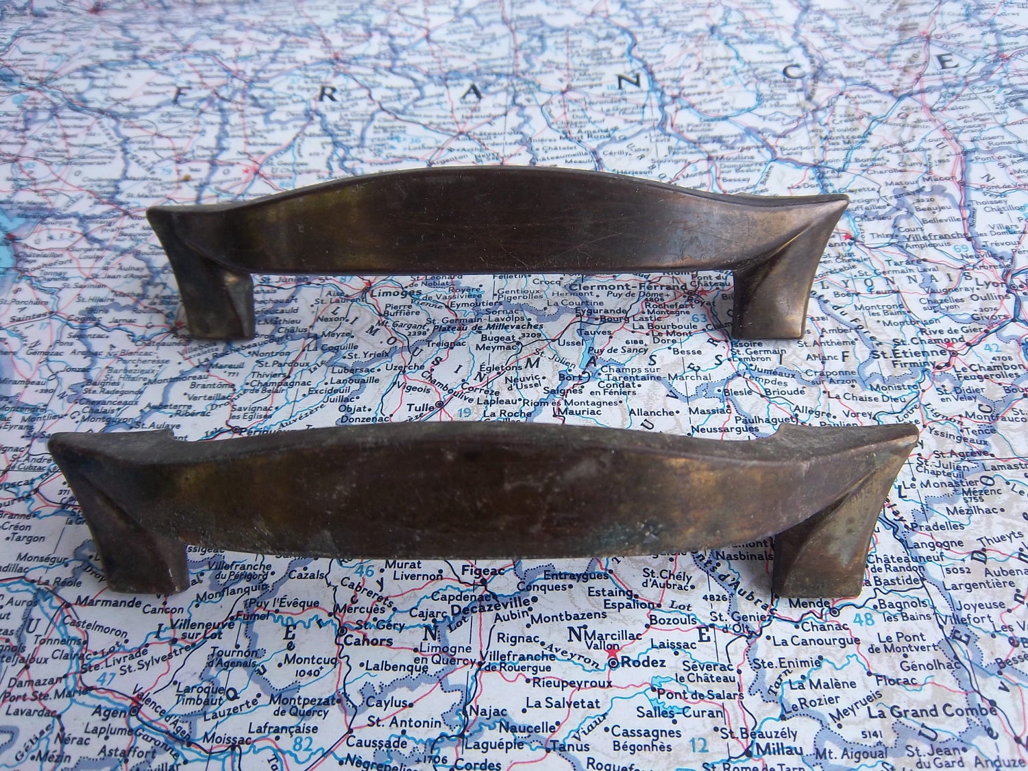 2 vintage atomic age curvy distressed metal handles includes hardware