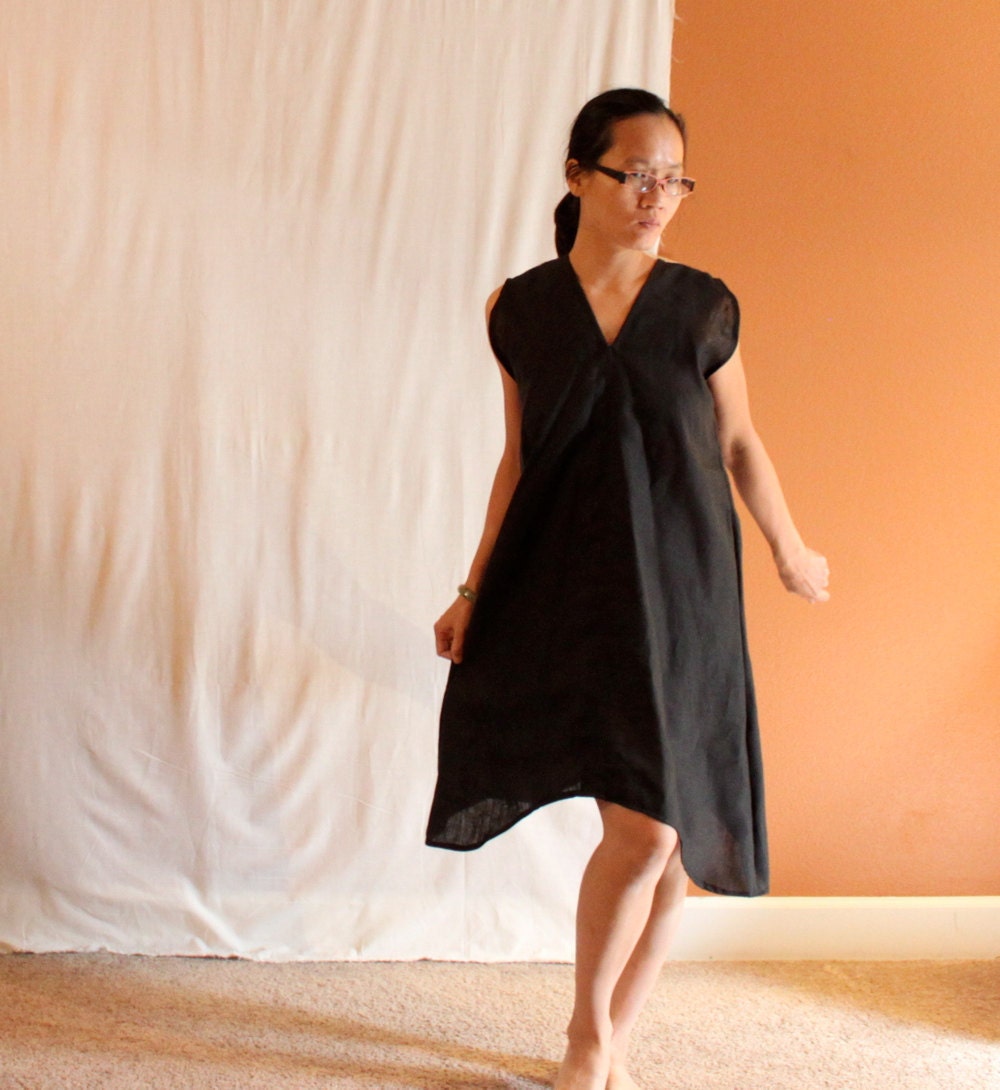 ready to ship. black linen sparrow tunic size M/L