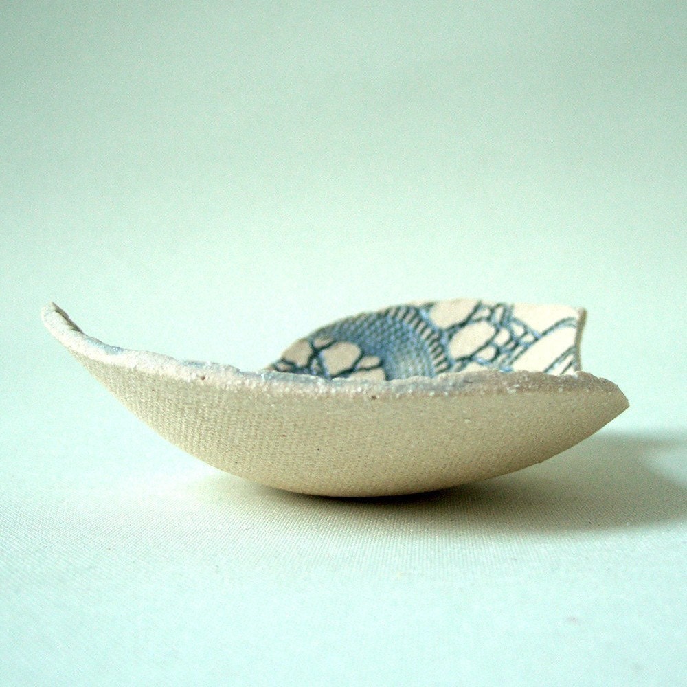 Lacy bird bowl in teal and cream