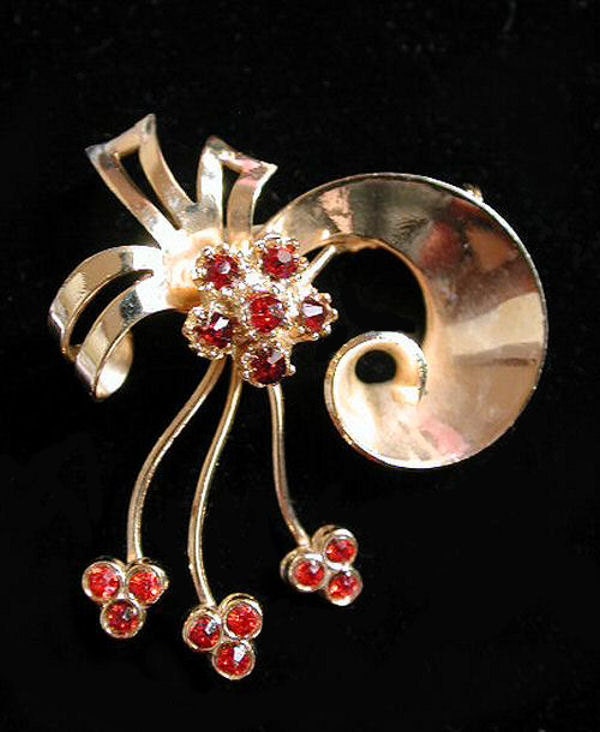 40s Brooch Gold Tone Swirl Pin Red Rhinestones