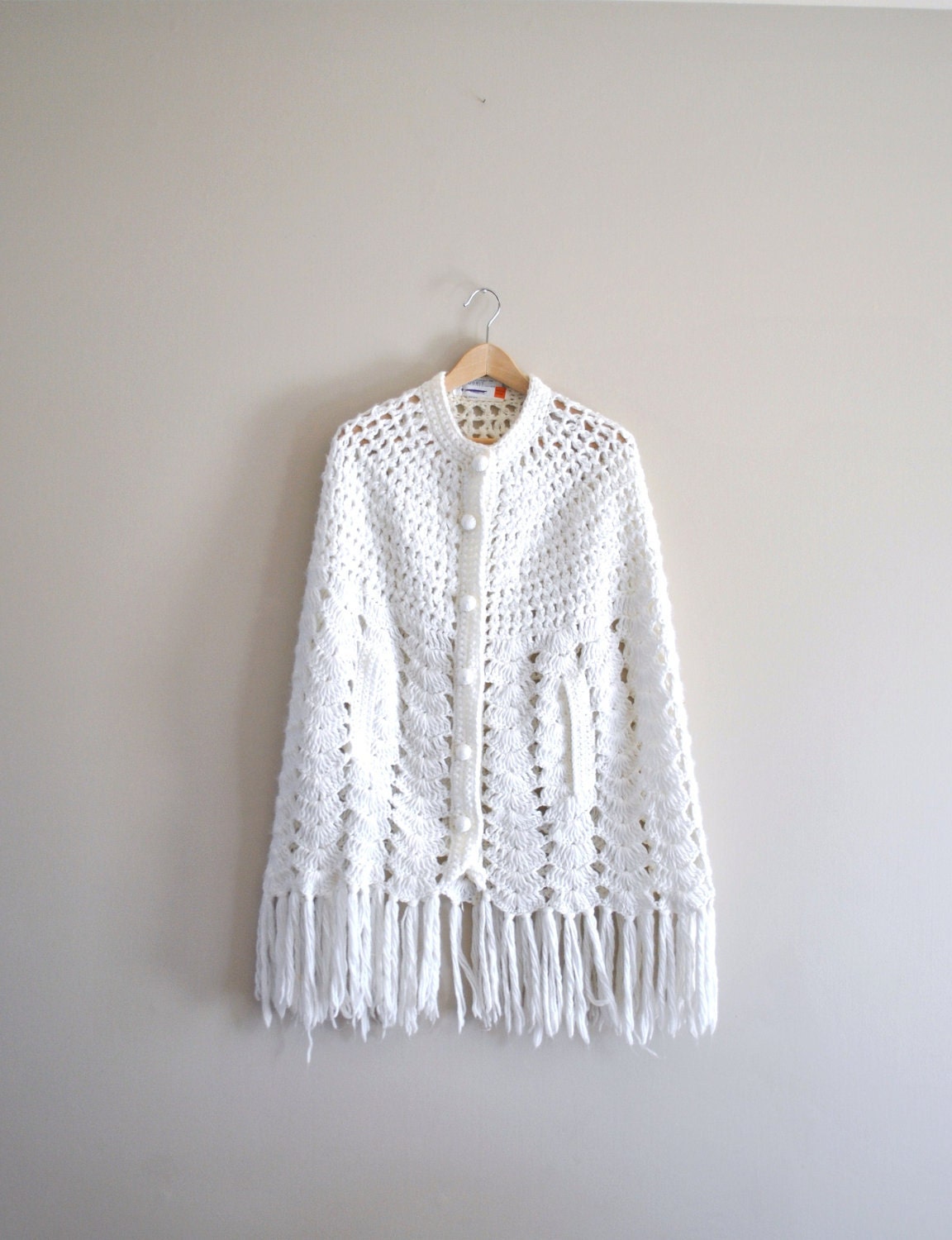 70s crochet cape // ivory crochet knit // boho vintage cape with fringe