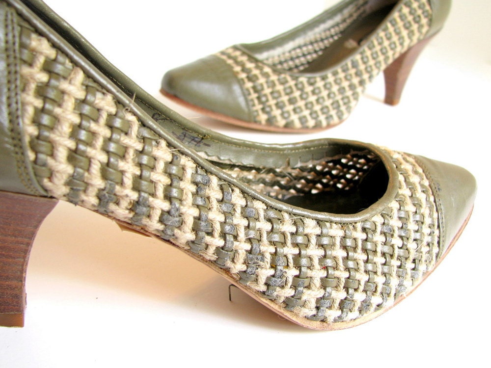 1980s Olive Green Woven Spectator Nickels Pumps Vintage Shoes Size 6.5AA