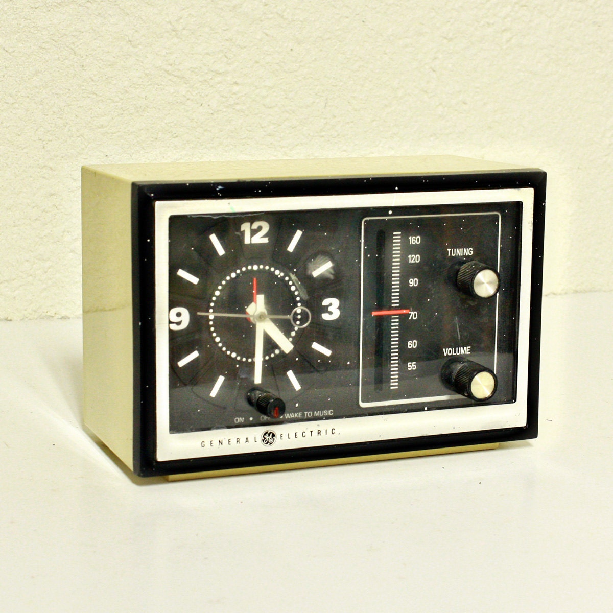 Vintage clock radio - clock - radio - alarm clock - General Electric - AM - 7-4725A - beige