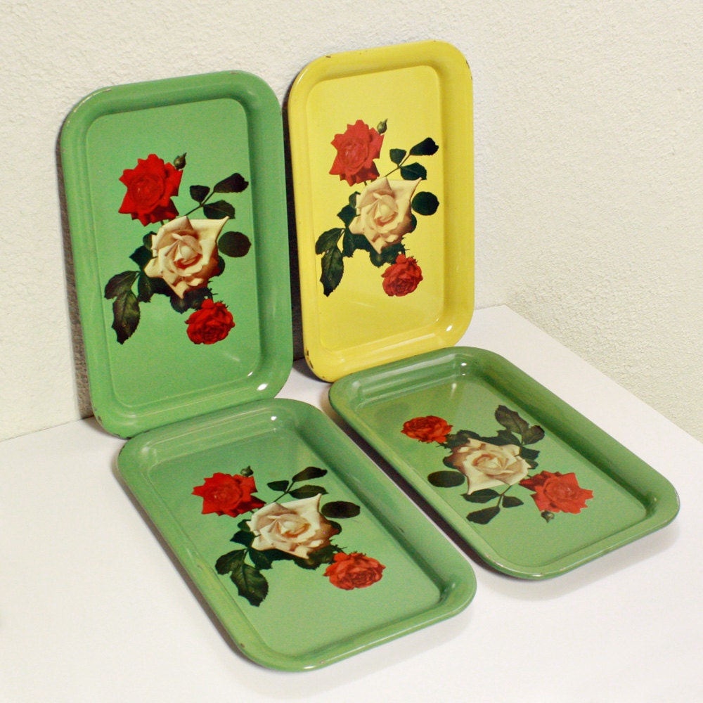 RESERVED for mengji liu ----- vintage trays - red and white roses - rectangle - metal - set of 4 - green and yellow