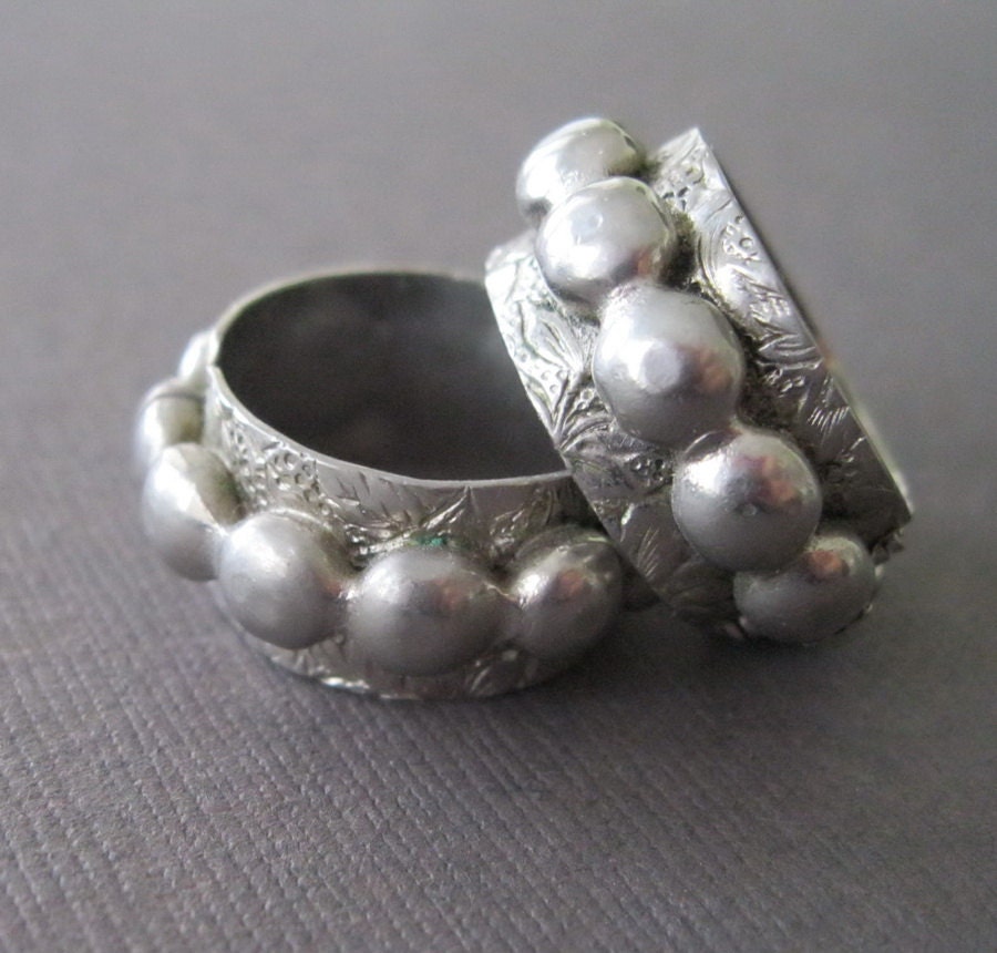 Vintage Lisner Bumps Wide Cuff Hoop Clip On Earrings