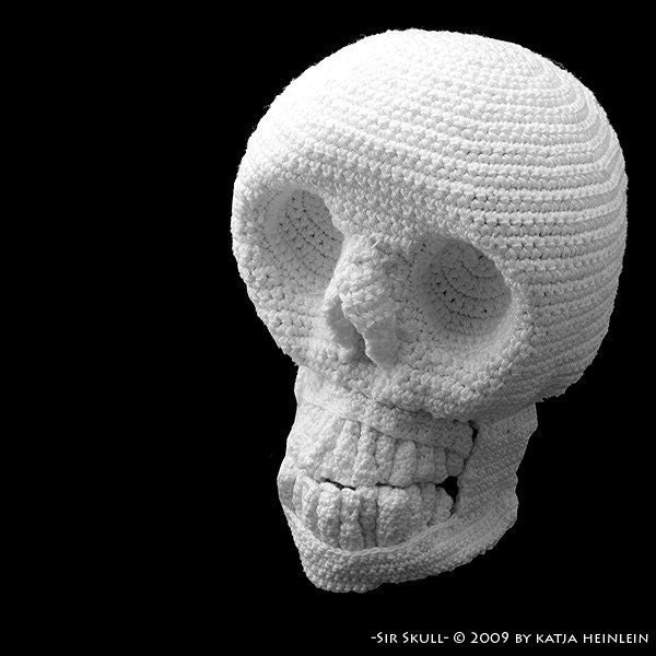 Sir Skull, crochet pattern for expert, pdf tutorial by Katja Heinlein, Halloween, horror, gothic