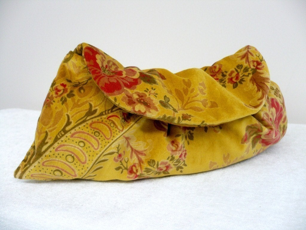 Clutch in Lemon Velvet Floral