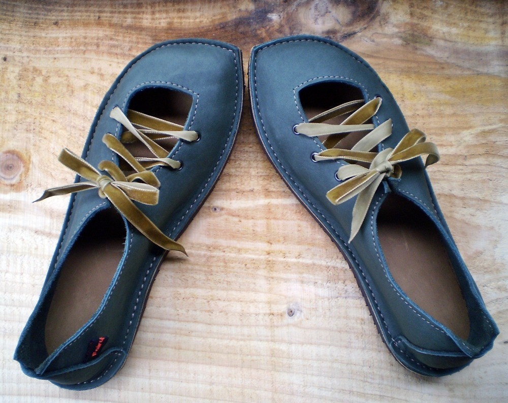 PUCK, UK 5, Bohemian Fairy, handmade shoes, D fitting, THYME green EcoTan leather, Ribbons, 1518