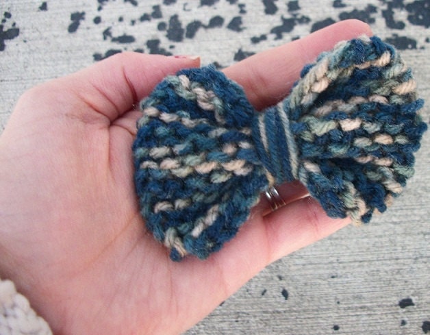 My Blue Bow - Hand knit hair clip in navy blue and khaki multicolor yarn
