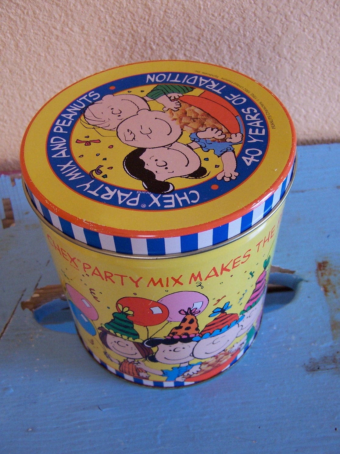 1966 peanuts characters tin