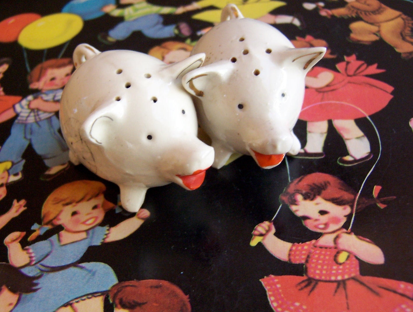 little piggy shakers set