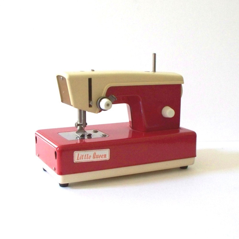 Vintage Little Queen Toy Sewing Machine