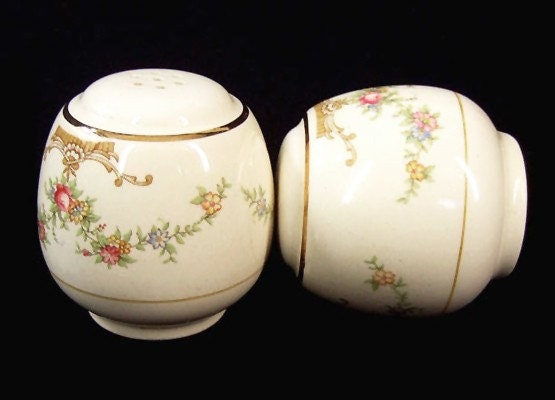 Vintage Salt Pepper 50s Ivory Floral Ceramic Shaker Swag Garland Gold