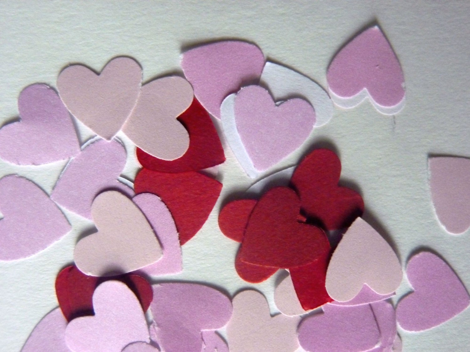 Mixed pinks, lilac and red heart paper confetti (set of 125)