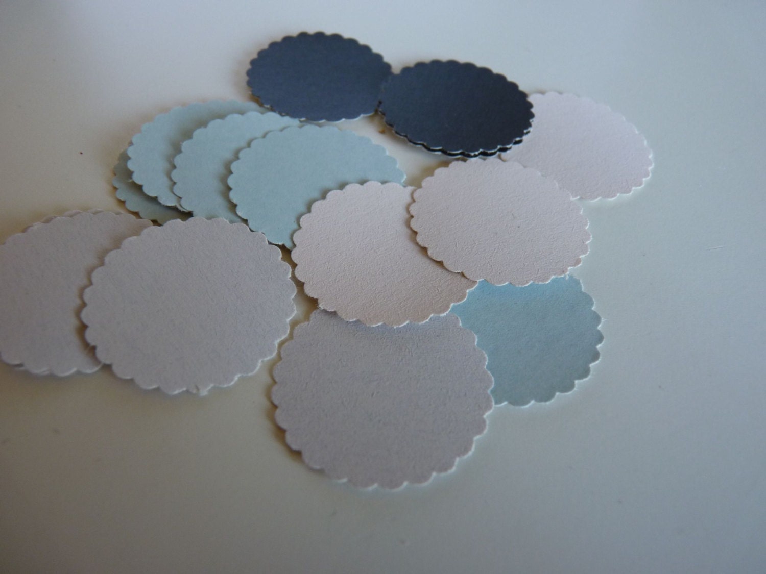 Circle sticker envelope seals - mixed bag with scalloped edges in pastel colours