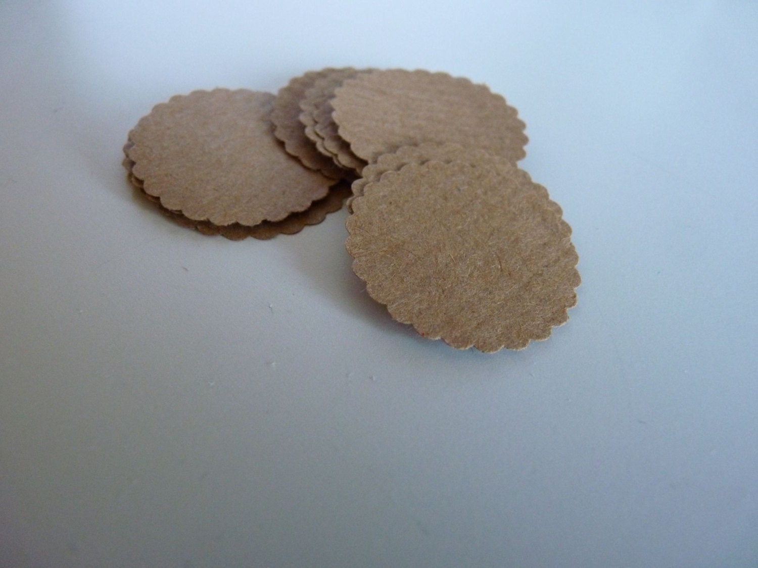 Circle sticker envelope seals - kraft brown with scalloped edges