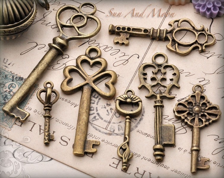 Vintage Style Key Set - 7 Unique Skeleton Keys in Antique Finish - Pendants and Charms