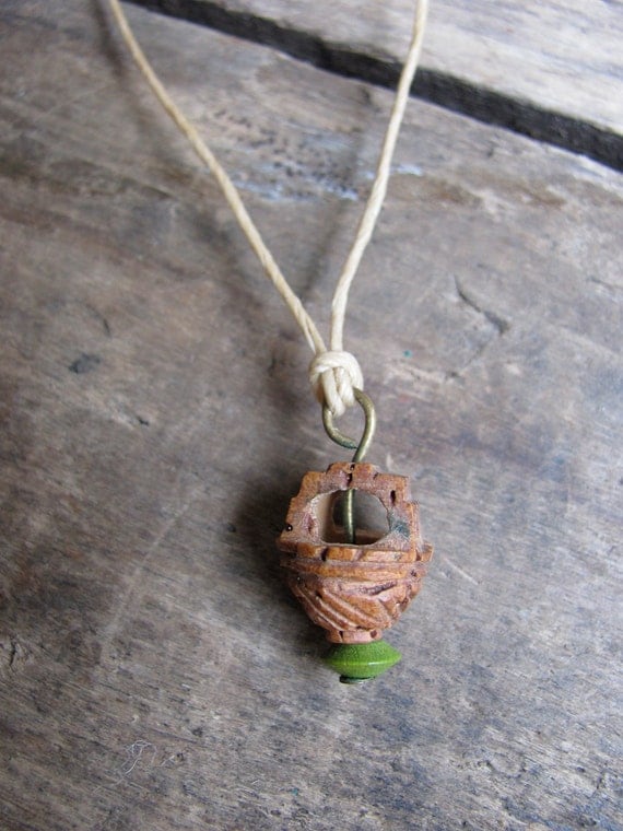 vintage 1930s peach pit basket necklace (green)