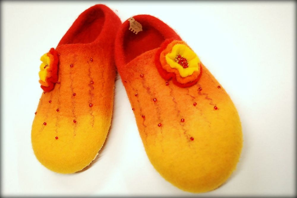 Red/ orange/ yellow- handfelted slippers/ home shoes HANDMADE ORDER - zavesfelt