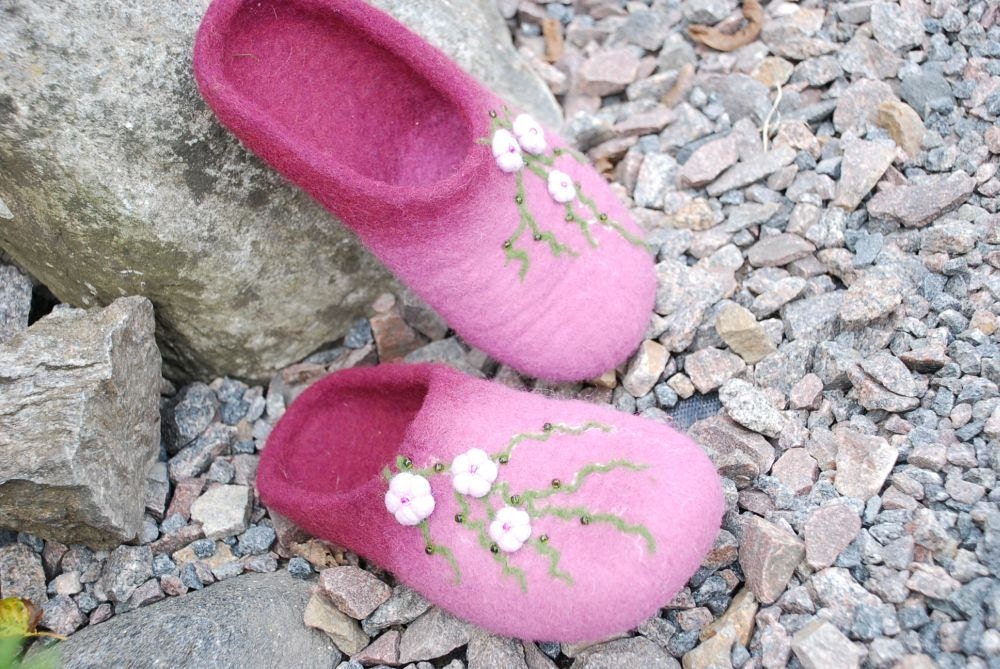 Ready to ship- 37Eu, 7.US- Cherry blossom- handfelted purple slippers/ home shoes