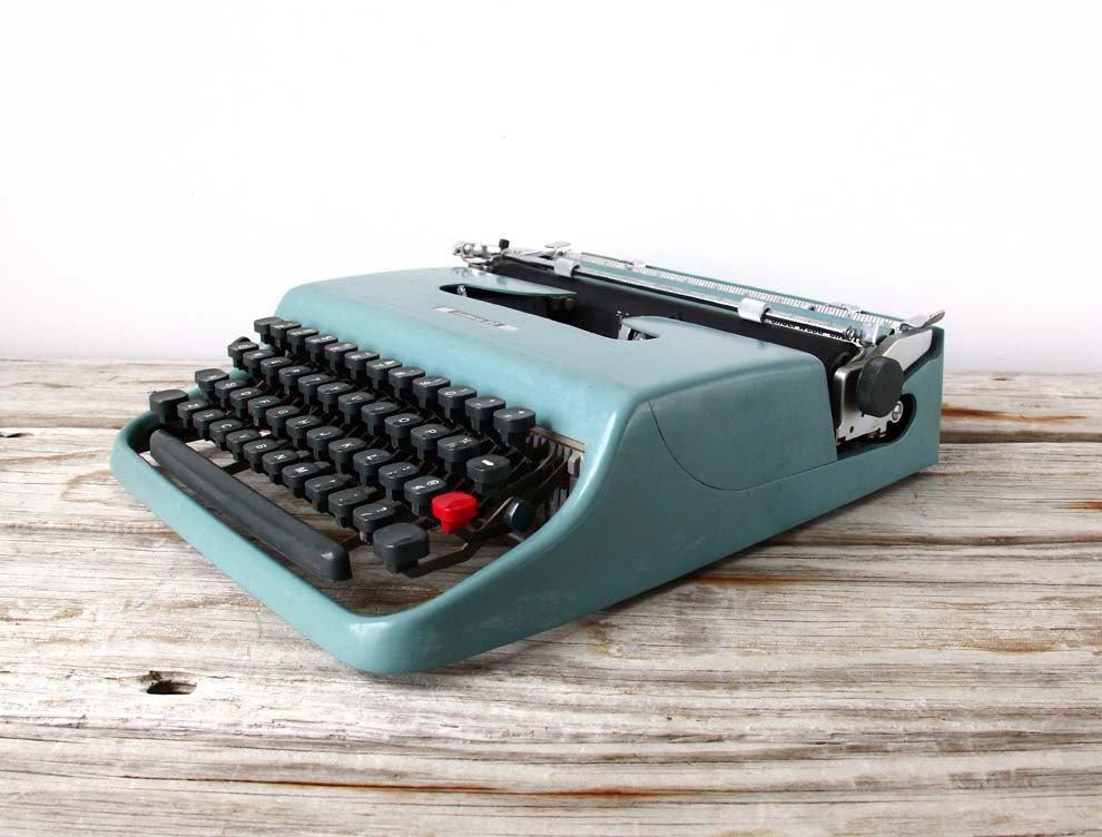 Slim Italian Olivetti Lettera 22 Typewriter in Seafoam with Case & Manual