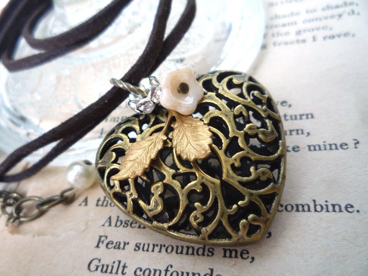 Aimer Sans Raison Filigree Heart Pendant Choker Necklace