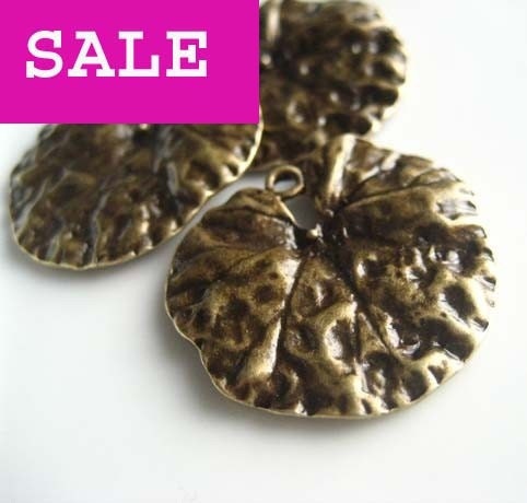 lilly pond leaf charm pendant - antiqued brass - 3 pcs - PM22
