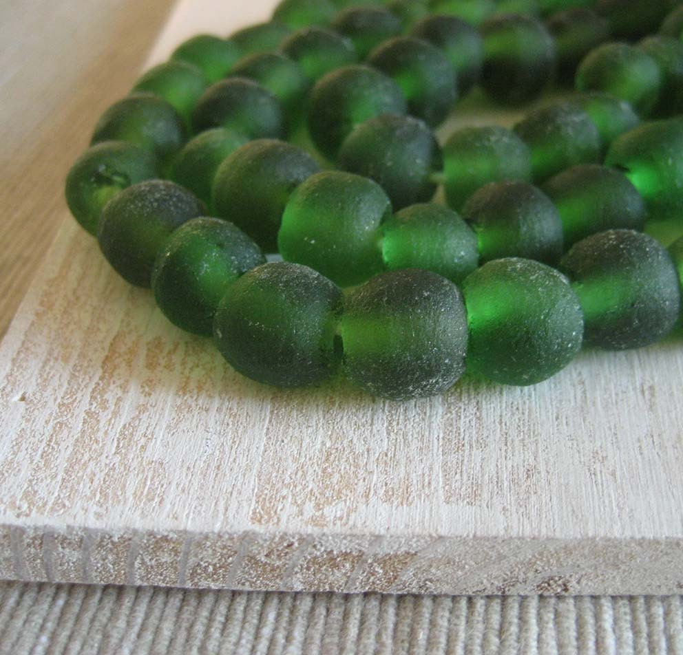 Recycled glass beads - emerald green uneven irregular round beads - 10mm - 12 pcs 1kre69