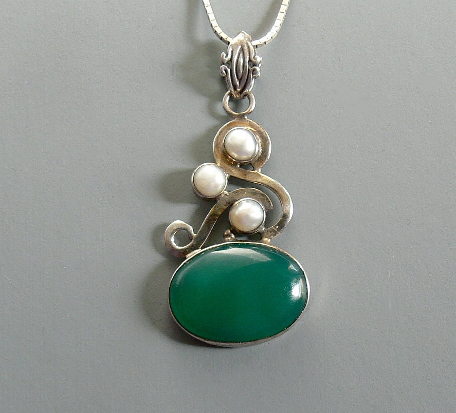 Vintage Sterling Silver Pendant Necklace Modernist Design Green Chrysoprase & Pearl