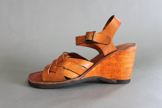 Vintage Sandals / 1970s Wooden Wedge Sandals / 70s Woven Leather Shoes