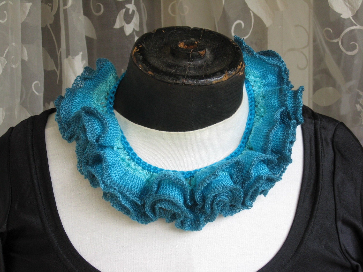Knitted turquoise ruffles necklace